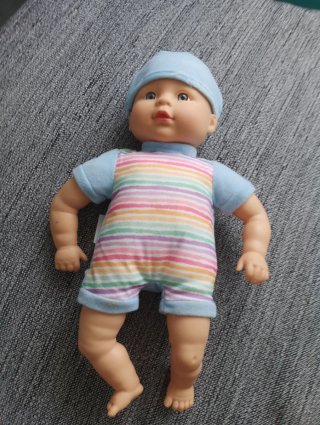 Muñeco bebé con traje a rayas