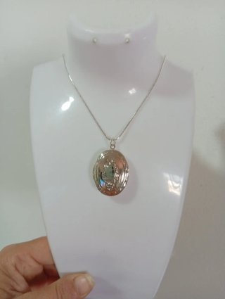 Collar de plata con medallón ovalado