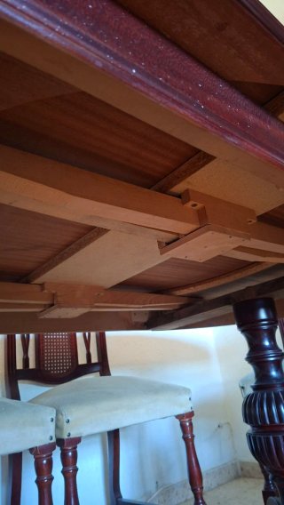 Mesa de comedor de madera