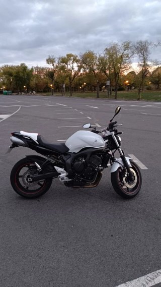 Yamaha FZ6N 600cc Naked Blanca y Roja