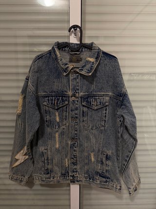 Chaqueta vaquera desgastada con rayo
