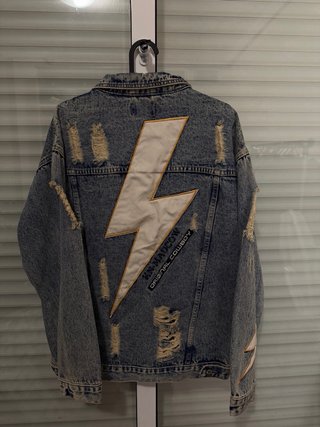 Chaqueta vaquera desgastada con rayo