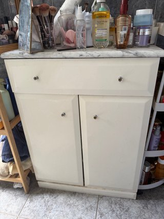 Mueble de baño de madera y mármol