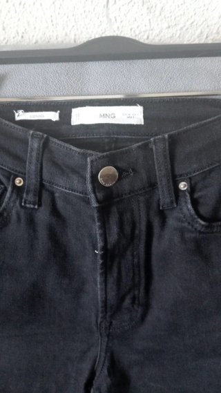 Pantalón vaquero Mango negro