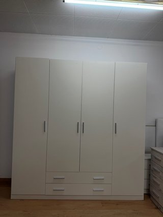 Armario beige y blanco con cajones
