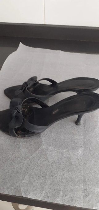Sandalias de verano negras con lazo