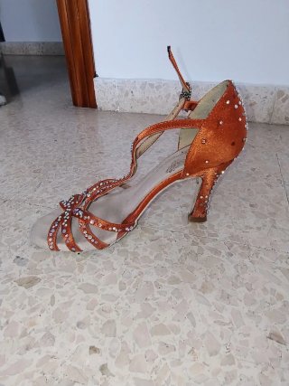 Zapatos de baile con pedrería, color cobre