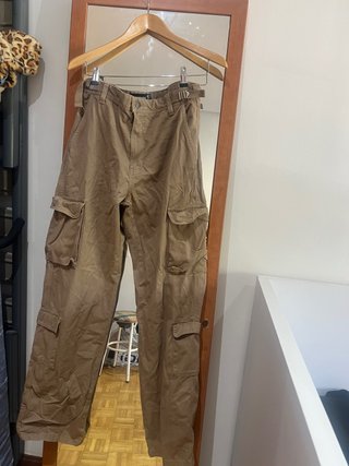Pantalón cargo Stradivarius marrón