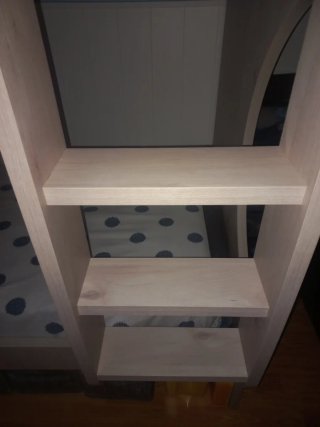 Litera de madera color beige y blanco