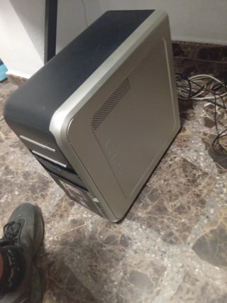 Torre Packard Bell antigua con Windows 7