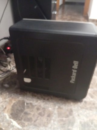 Torre Packard Bell antigua con Windows 7