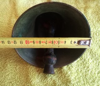 Campana antigua de bronce.