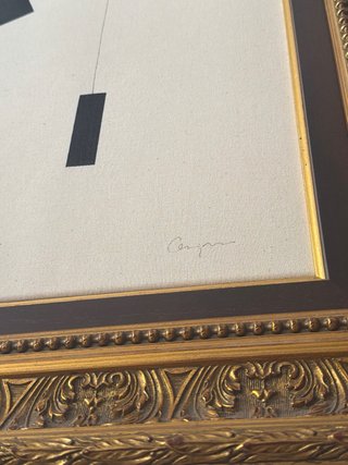 Pintura contemporánea con marco antiguo