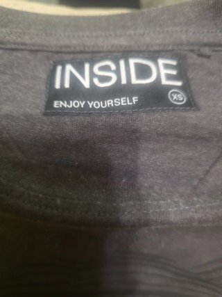 Camiseta INSIDE gris con estampado.