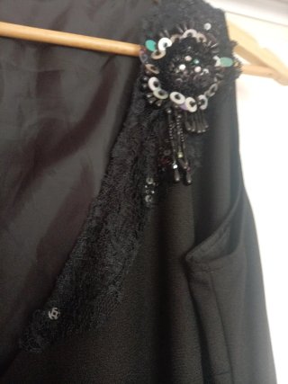 Vestido fiesta negro con volantes