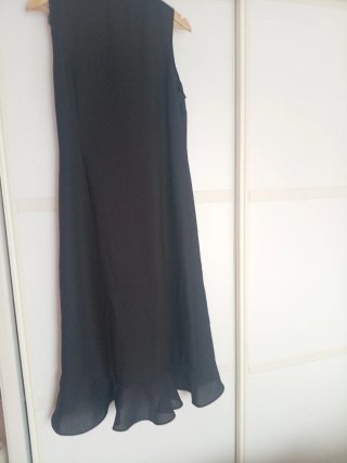 Vestido fiesta negro con volantes