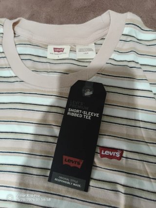 Camiseta Levis Mujer Rayas Beige y Blanca