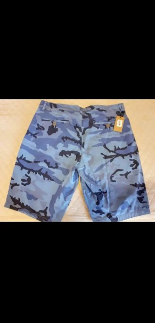 Pantalón corto de camuflaje a estrenar.