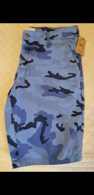 Pantalón corto de camuflaje a estrenar.
