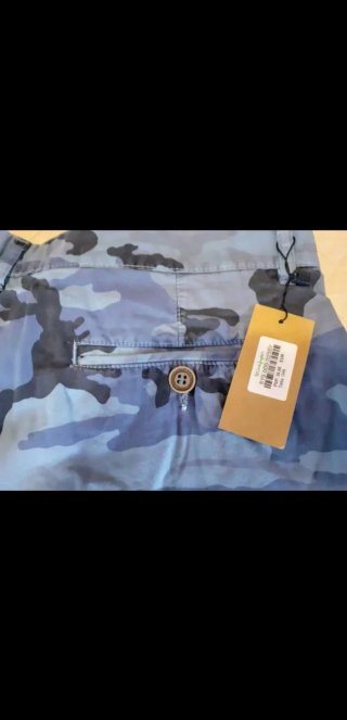 Pantalón corto de camuflaje a estrenar.