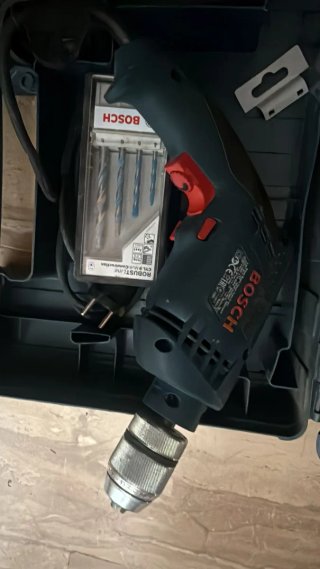 Taladro Eléctrico Bosch con Brocas