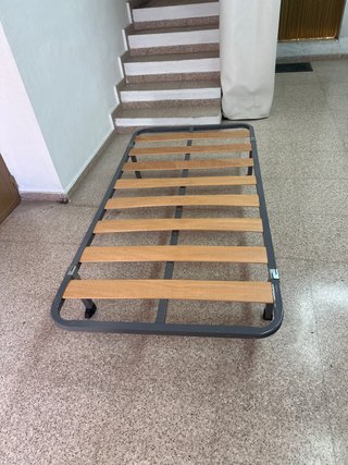 Canapé de madera y metal