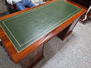 Mesa escritorio y 2 sillas de piel