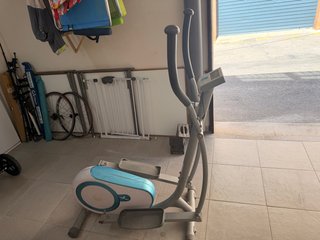 Bicicleta elíptica blanca y azul