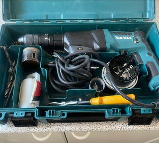 Taladro Makita con maletín y accesorios