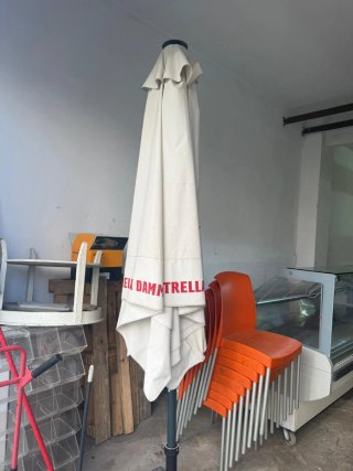 Sombrilla de tela y metal