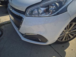 Defensa peugeot 208 impecable