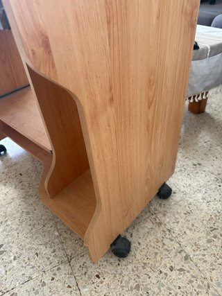 Escritorio de madera con ruedas