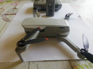 Dron DJI Mini 2 con mando y batería