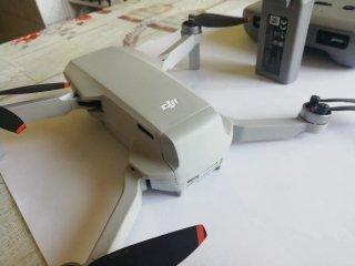 Dron DJI Mini 2 con mando y batería