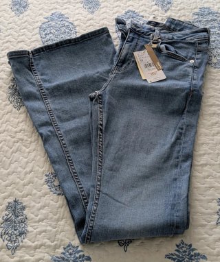 Vaqueros Flare Mango Talla 38. Sin estrenar.