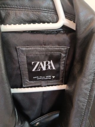 Chaqueta de piel negra Zara está entre L y XL