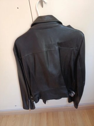 Chaqueta de piel negra Zara está entre L y XL