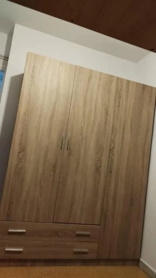 Armario de madera con cajones y estantes