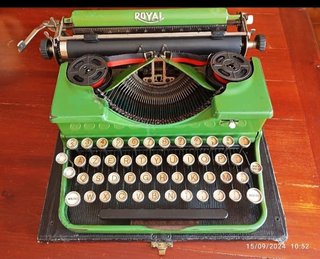 Macchina da scrivere Royal Portable P88 Verde
