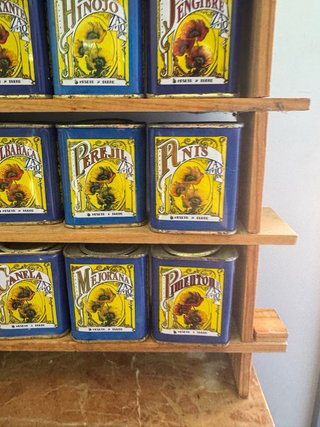 Estantería latas especias zamora meseta duero