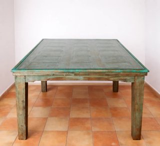 Mesa de comedor de madera.