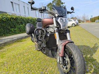 Moto Benelli Cruiser Marrón