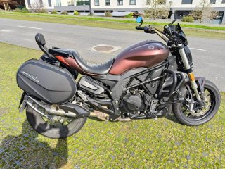 Moto Benelli Cruiser Marrón
