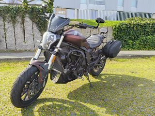 Moto Benelli Cruiser Marrón