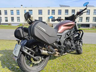 Moto Benelli Cruiser Marrón