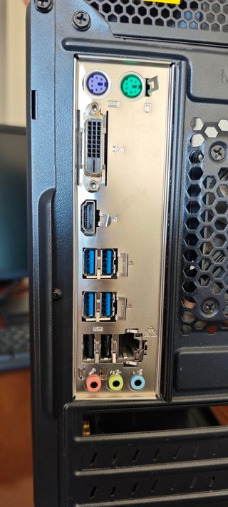 Ordenador PC Negro raspado.