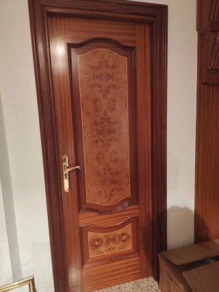 Puerta madera maciza con diseño