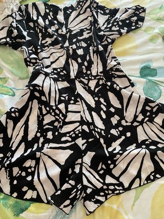 Vestido corto estampado blanco y negro