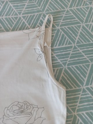 Camiseta top blanco estampado rosas