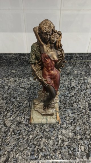 Escultura M. Senserrich pareja enamorada